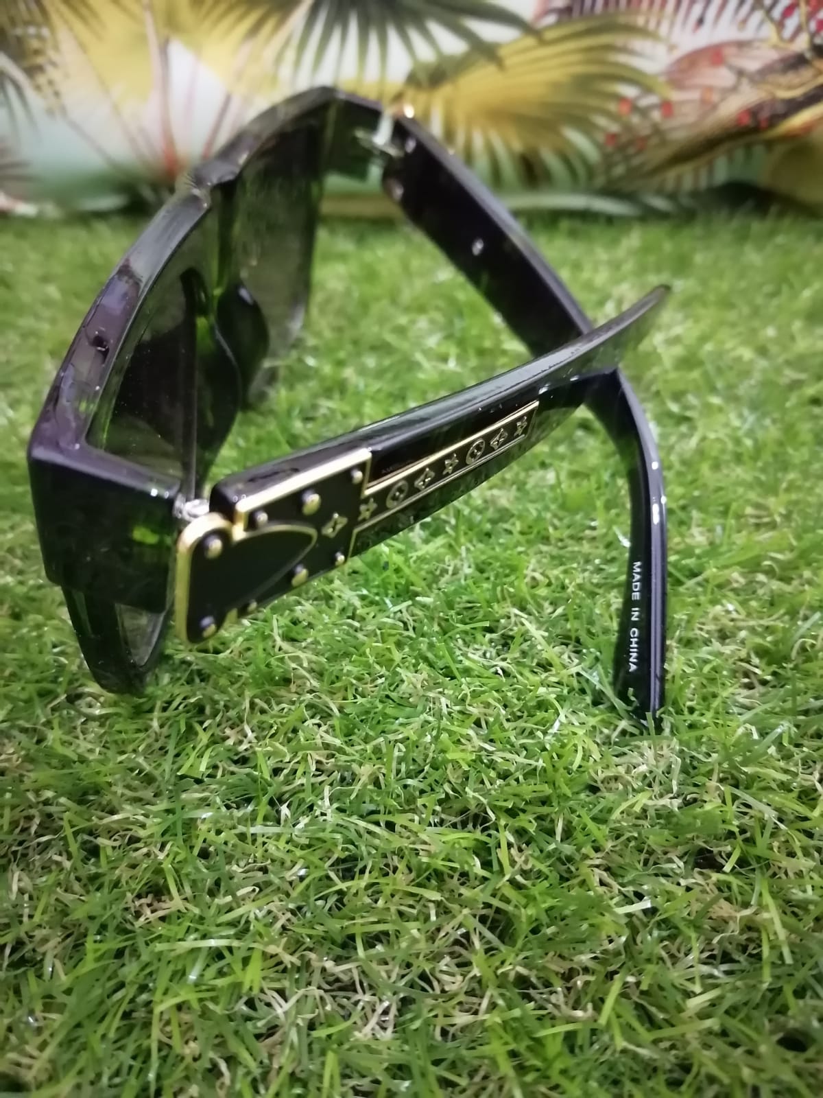 Sunglasses with UV protection - Green rim