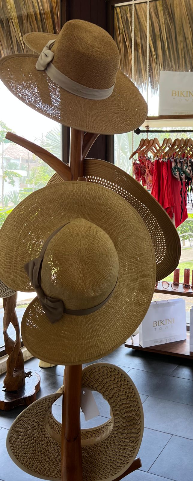 Sombrero mediano Forma: Ondeado Color camel Detalle listón y moño Duradero y plegable Protección solar UPF 50+ Sombrero de verano - Trenzado CAMEL | Bikini Town