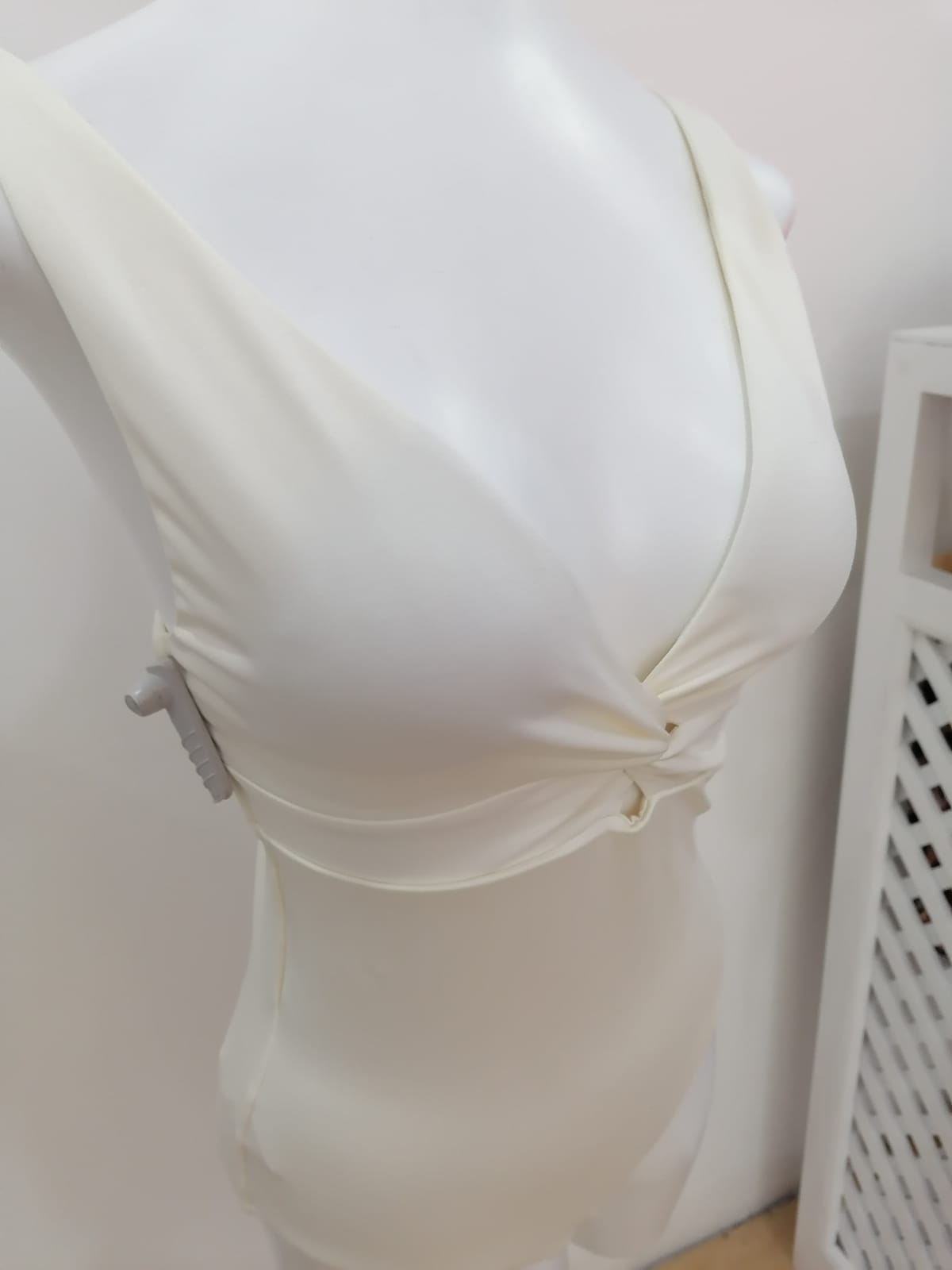 Entero halter V Color liso Blanco Cobertura intermedia de la parte de atrás Tirantes ajustables Pads removibles | Bikini Town