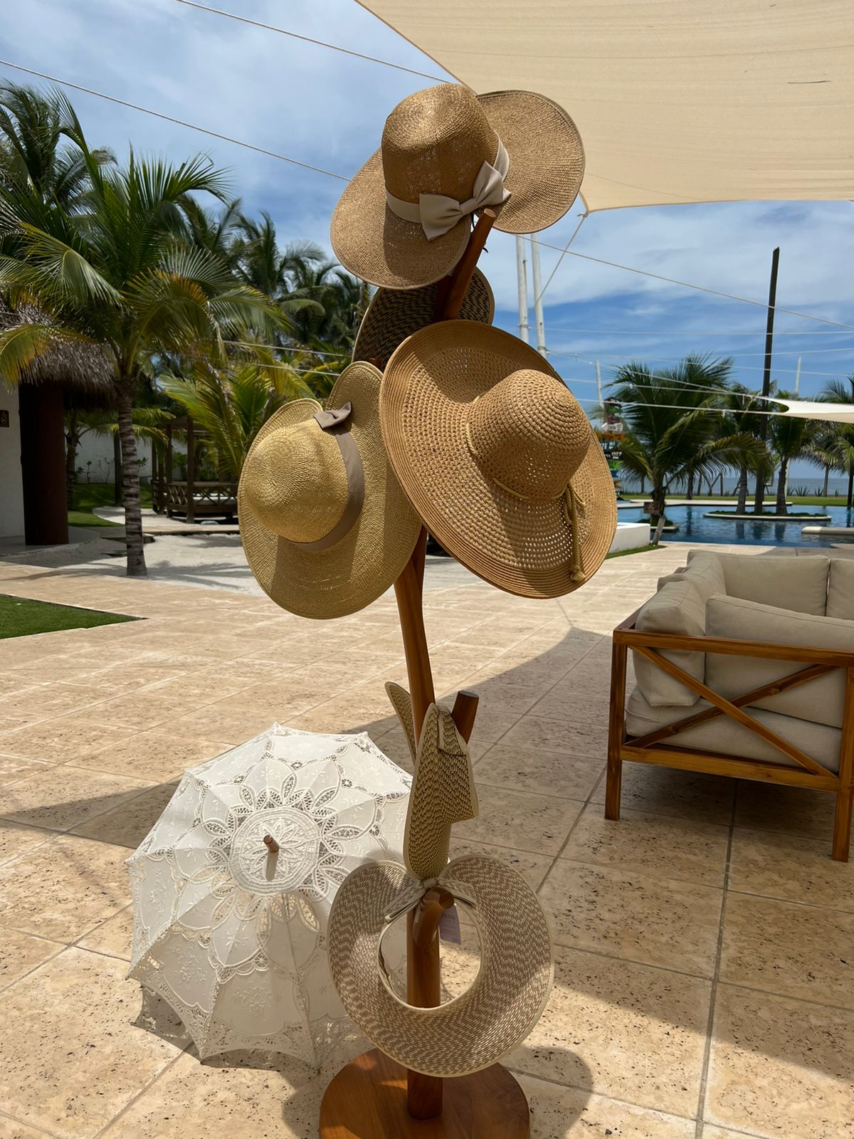 Sombrero mediano Forma: Ondeado Color beige Detalle listón y moño Duradero y plegable Protección solar UPF 50 Sombrero de verano - Trenzado con onda BEIGE | Bikini Town