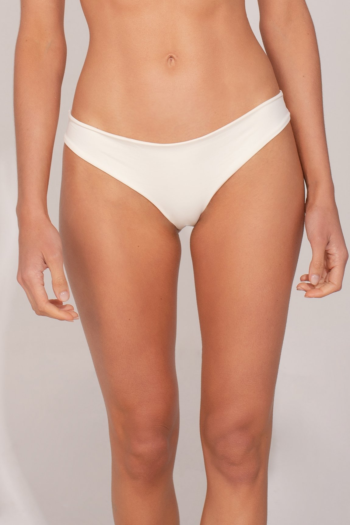 Panty Latin panty cobertura intermedia Color crema Materiales: 82% Polyester 18% Elastane BOTTOM Latín ANCORA - My Secret Spot Ivory | Bikini Town