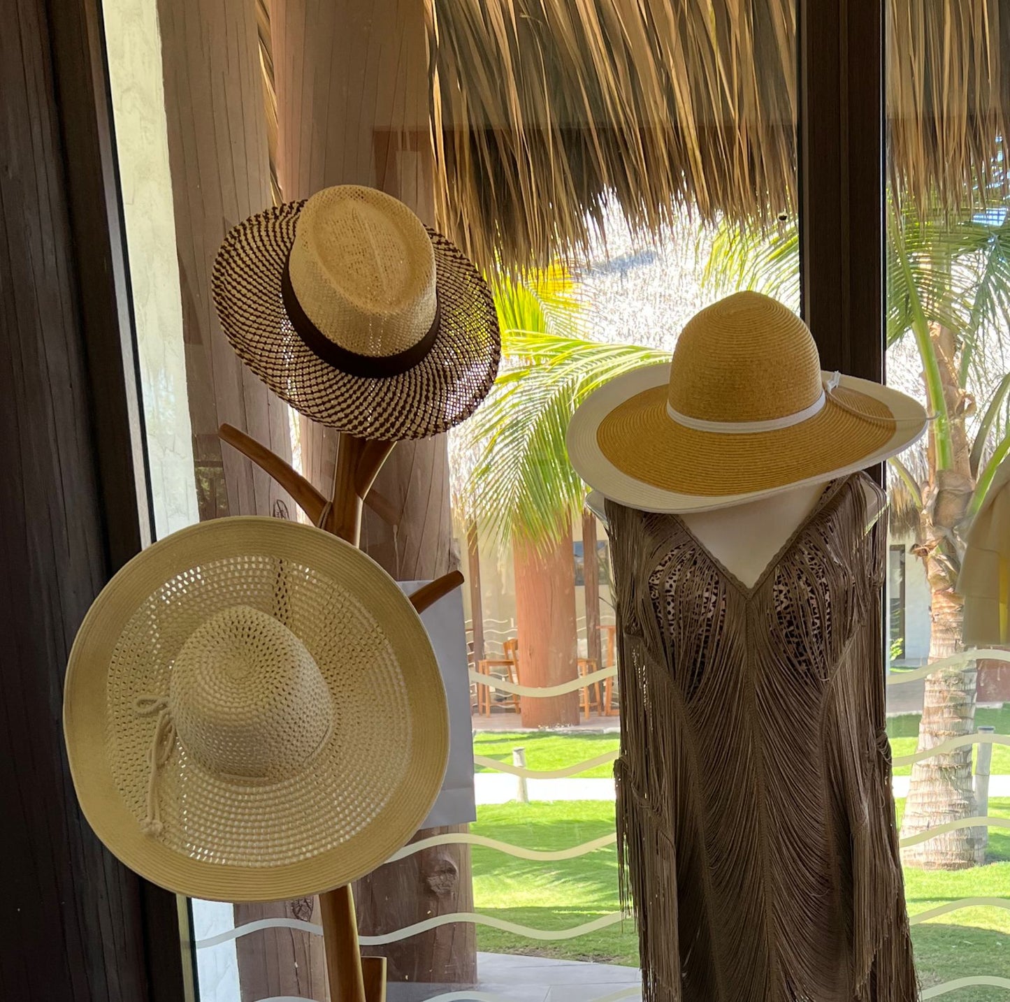 Sombrero de malla mediano Color beige Duradero y plegable Protección solar UPF Sombrero de verano - Trenzado con onda | Bikini Town